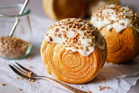 Runde Croissant-Rolls auf Backblech