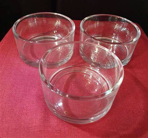 Runde Glasschalen mit Schichtdesserts in verschiedenen Farben