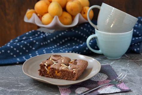 Rundes Schoko-Marzipan-Törtchen mit Mandelsplittern