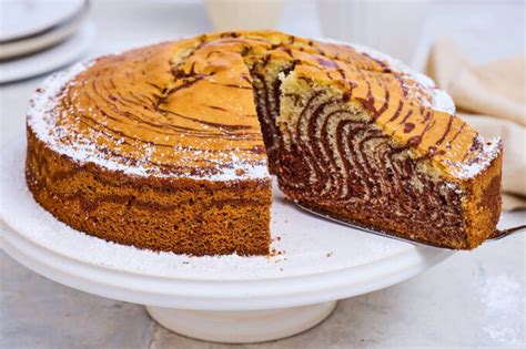 Rundes Stück Zebrakuchen mit den charakteristischen Streifen