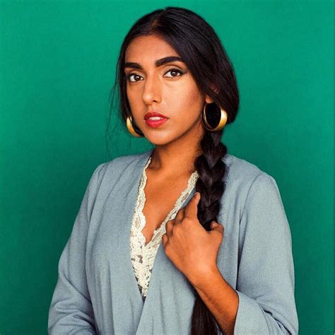 Rupi Kaur Portrait und minimalistisches Cover