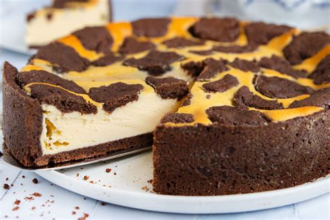 Russischer Zupfkuchen mit Schokostückchen auf der Oberfläche