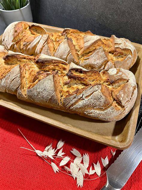 Rustikale Brotauslage mit Sauerteigbroten, Baguettes und Spezialbroten