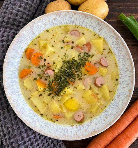 Rustikale Kartoffelsuppe im Teller mit Petersilie und Zitronenabrieb