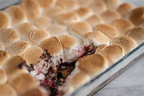 S'mores Auflauf mit Himbeeren und Salzbrezeln