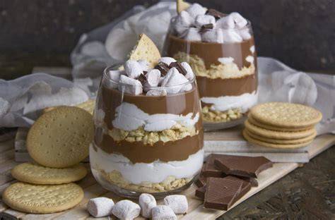 S'mores im Glas mit Biskuit und Marshmallowcreme