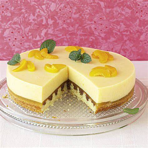 Sämtliche Zutaten für eine sommerliche Buttermilchtorte, in kleinen Schüsseln arrangiert