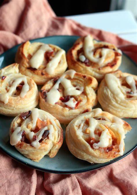 Süße Blätterteigschnecken mit Zimt und Zucker