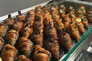Süße Croissant-Kreationen: Pistazie, Lotus, Crookie und Bueno