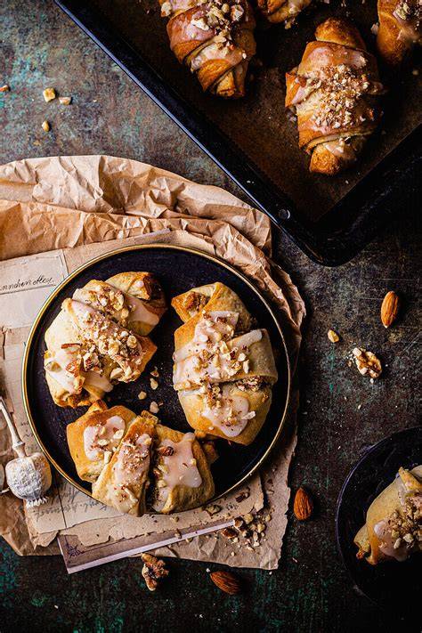 Süße Croissants mit Schokofüllung und Nüssen