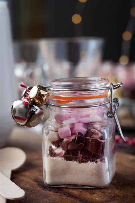 Süße Geschenke aus der Küche: Haselnüsse in Honig im Glas