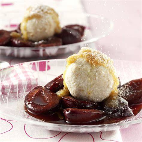 Süße Knödel als festliches Dessert mit Vanillesauce