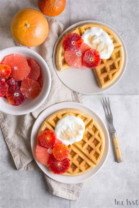 Süße Maiswaffeln mit Honig-Joghurt und Blutorangen
