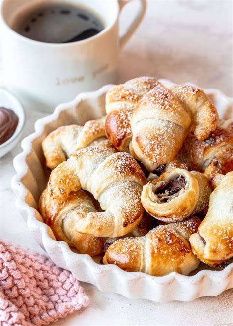 Süße Mini-Croissants mit Nuss-Nougat und Konfitüre