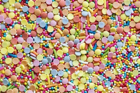 Süße Tortendekoration: Smarties, Streusel, Name aus Süßigkeiten