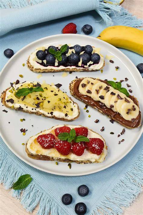 Süße und herzhafte belegte Proteinwaffeln
