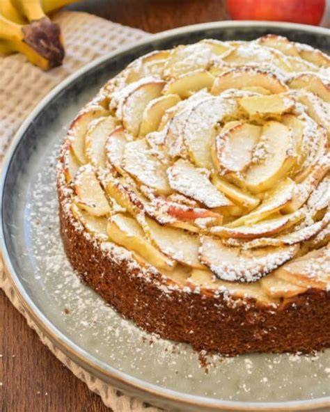 Süßer Bananenkuchen mit Apfel, minimal dekoriert