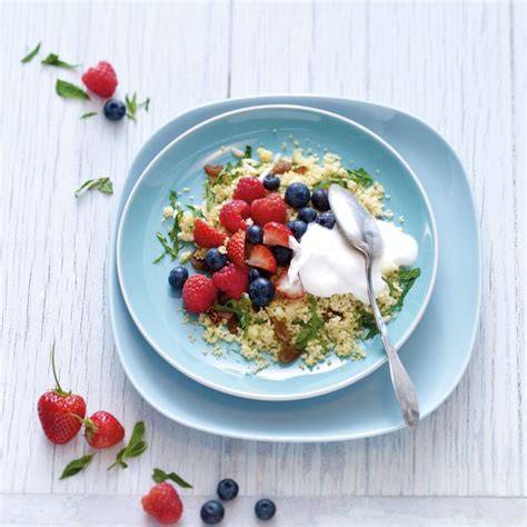 Süßer Couscous mit beeren - modernes Frühstücksbild