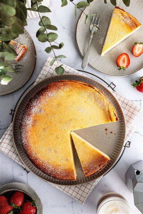 Süßer Käsekuchen in Springform, frisch gebacken