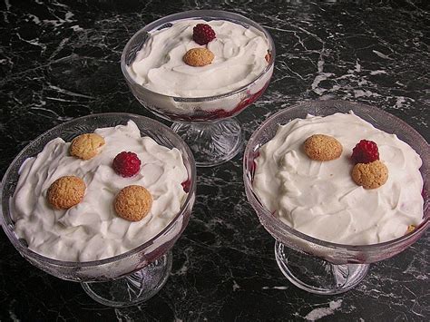 Süßer Langos mit Puderzucker, Mascarpone und Früchten