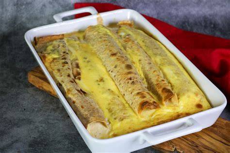 Süßer Pfannkuchenauflauf mit Fruchtfüllung in Auflaufform