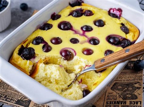 Süßer Quarkauflauf mit Honig-Nudeln, Früchten und Nüssen