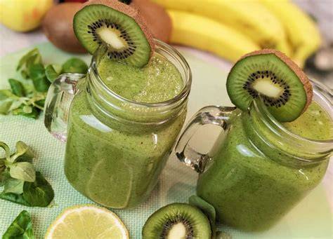Süßer grüner Smoothie mit Kiwi und Banane