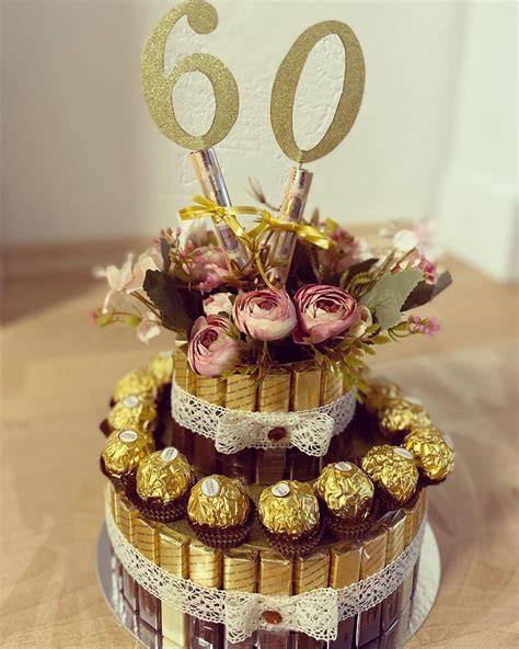 Süßigkeiten-Torte mit bunten Schokoriegeln