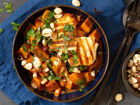 Süßkartoffelragout mit Halloumi und Schokolade angerichtet