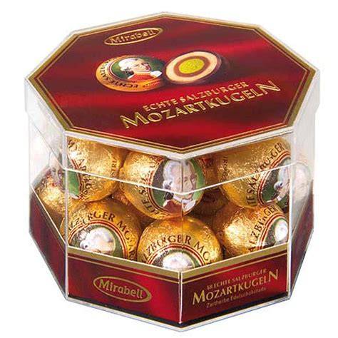 Süßwarenregal mit Mozartkugeln: Hofbauer, Lindt, Mirabell, Reber