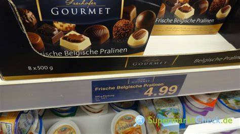 Süßwarenregal mit Pralinen bei Aldi