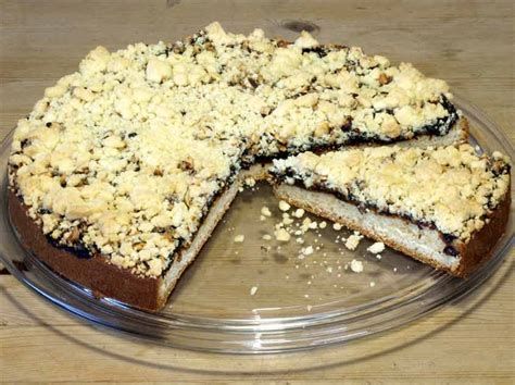 Süddeutscher Schnauzerleskuchen mit Trockenpflaumen und Hefeboden