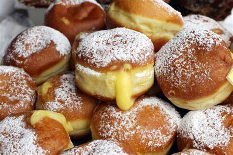 Südtiroler Auswahl an Süßspeisen: Krapfen, Buchteln, Strauben