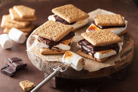 S’Mores Pfännchen mit geschmolzener Schokolade und Marshmallows