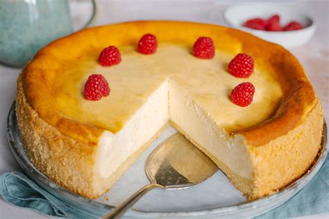 SWR Rezeptsucherin mit Käsekuchen und Backtipps auf einem Küchentisch