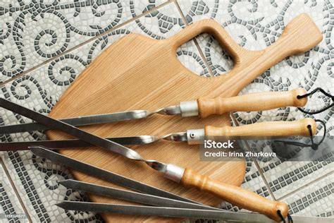 Sablés in traditioneller Form auf einem Holzbrett