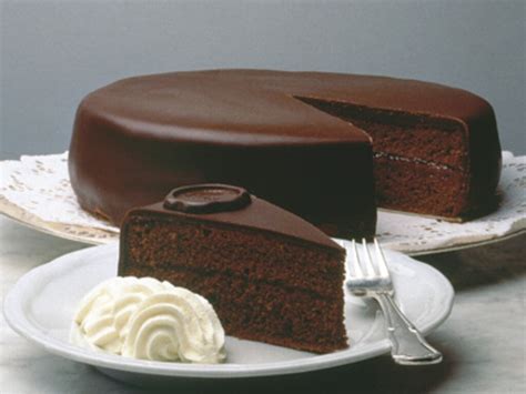 Sachertorte auf einem klassischen Kaffeetisch