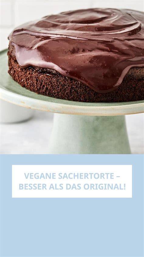 Sachertorte mit Ganache und Originalschriftzug auf Tortenplatte