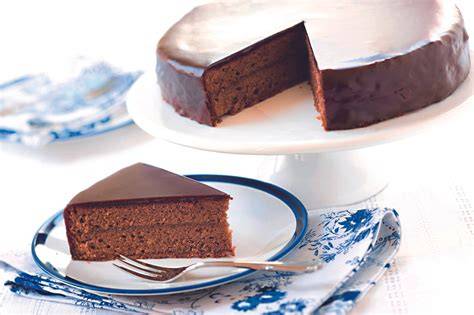 Sachertorte mit dünner Marmeladenschicht und glänzender Schokoglasur