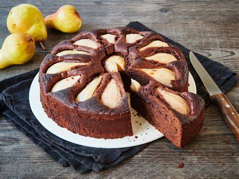 Saftig gebackener Birnen-Biskuit-Kuchen angerichtet mit Sahne
