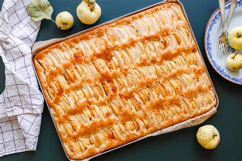 Saftige Apfel-Birnen-Kuchenstücken auf dem Blech