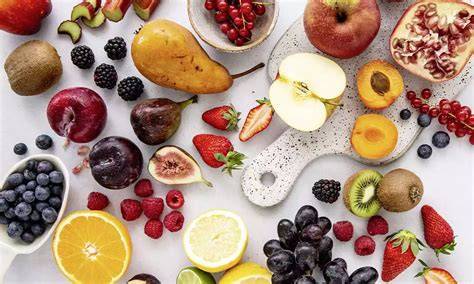 Saftige Bananen, Datteln und Äpfel als natürliche Süßungsmittel