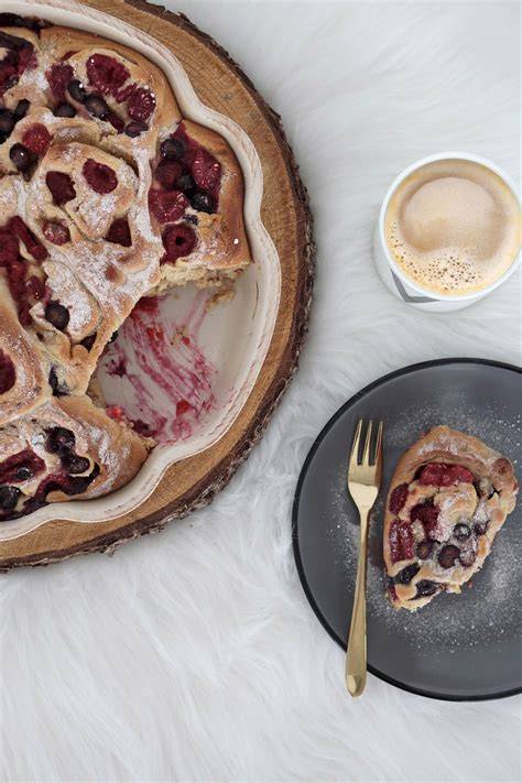 Saftige Beerenschnecken mit Dattelsüße und Fruchtfüllung