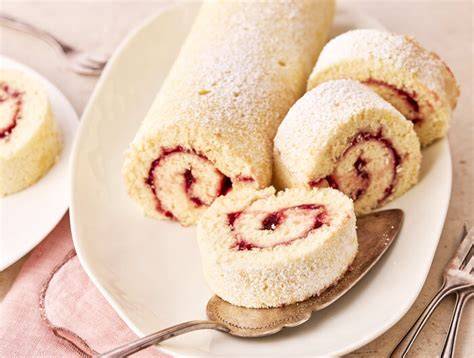 Saftige Biskuitrolle mit Marmelade, appetitlich aufgeschnitten
