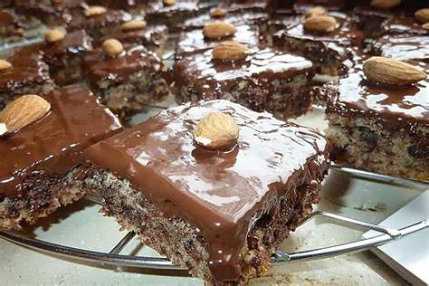 Saftige Brownie Mandel Schnitten angerichtet mit frischen Mandeln