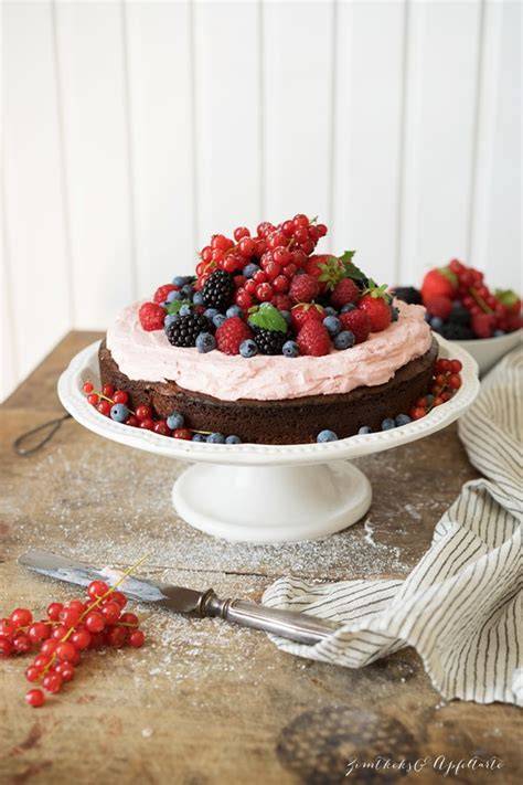 Saftige Brownie-Torte mit Beeren