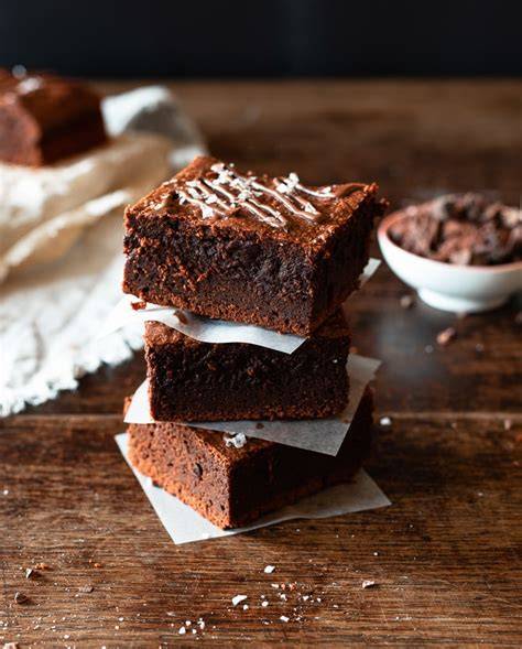 Saftige Brownies, auf einem Tisch angerichtet