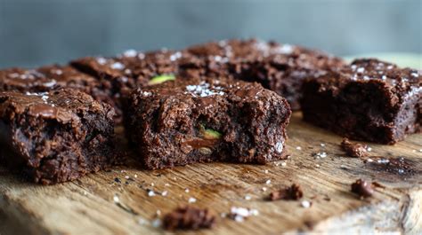 Saftige Brownies auf Holzbrett