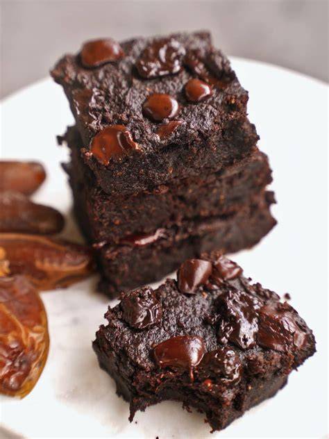 Saftige Dattel-Brownies auf Teller mit Kaffee