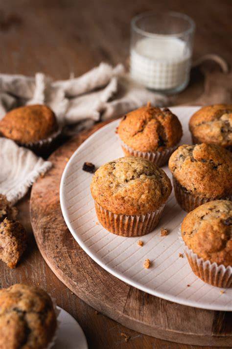 Saftige Dinkel-Honig Muffins auf einem Teller, Nahaufnahme